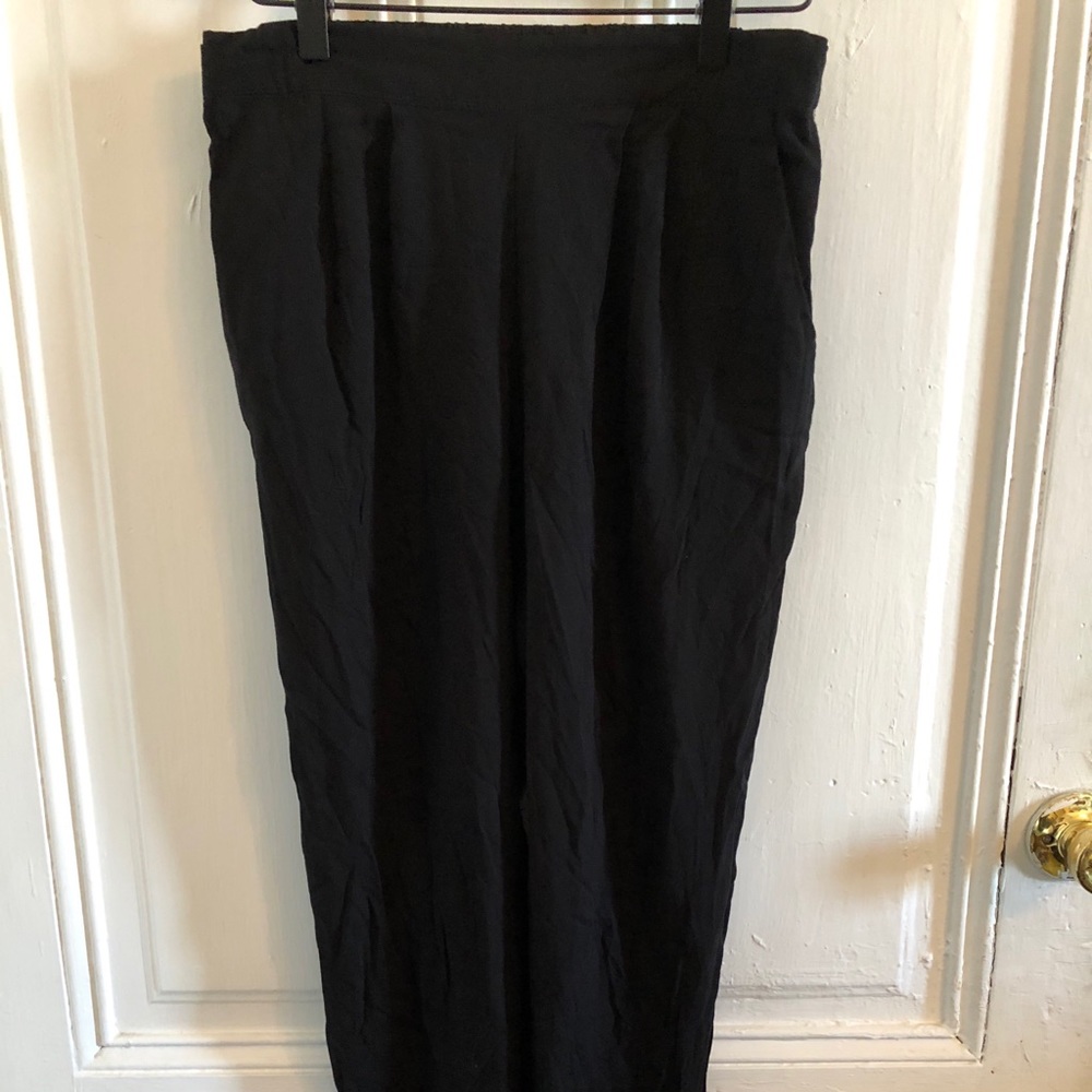 Light weight pull on black pant.